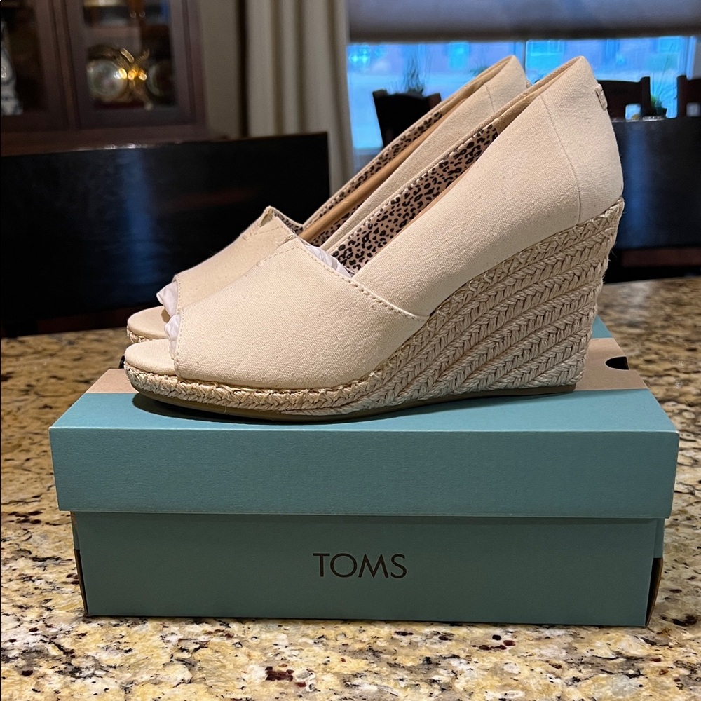 TOMS Women's 7.5 Tan Wedge Shoes New